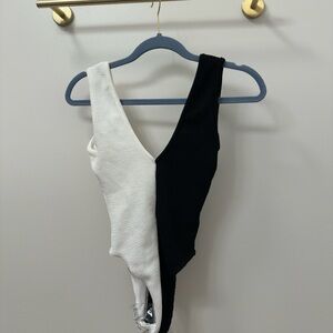 Pretty Little Thing Black and White V-Neck Bodysuit